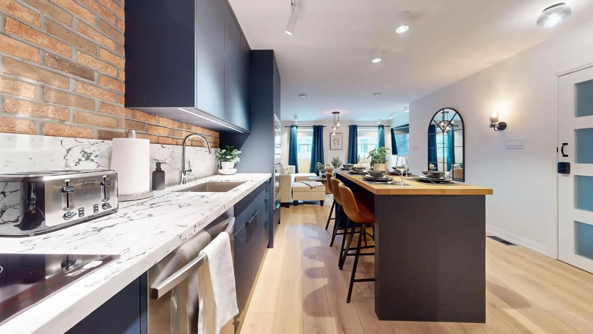 Casa Queen Elegant Suite In Leslieville Toronto