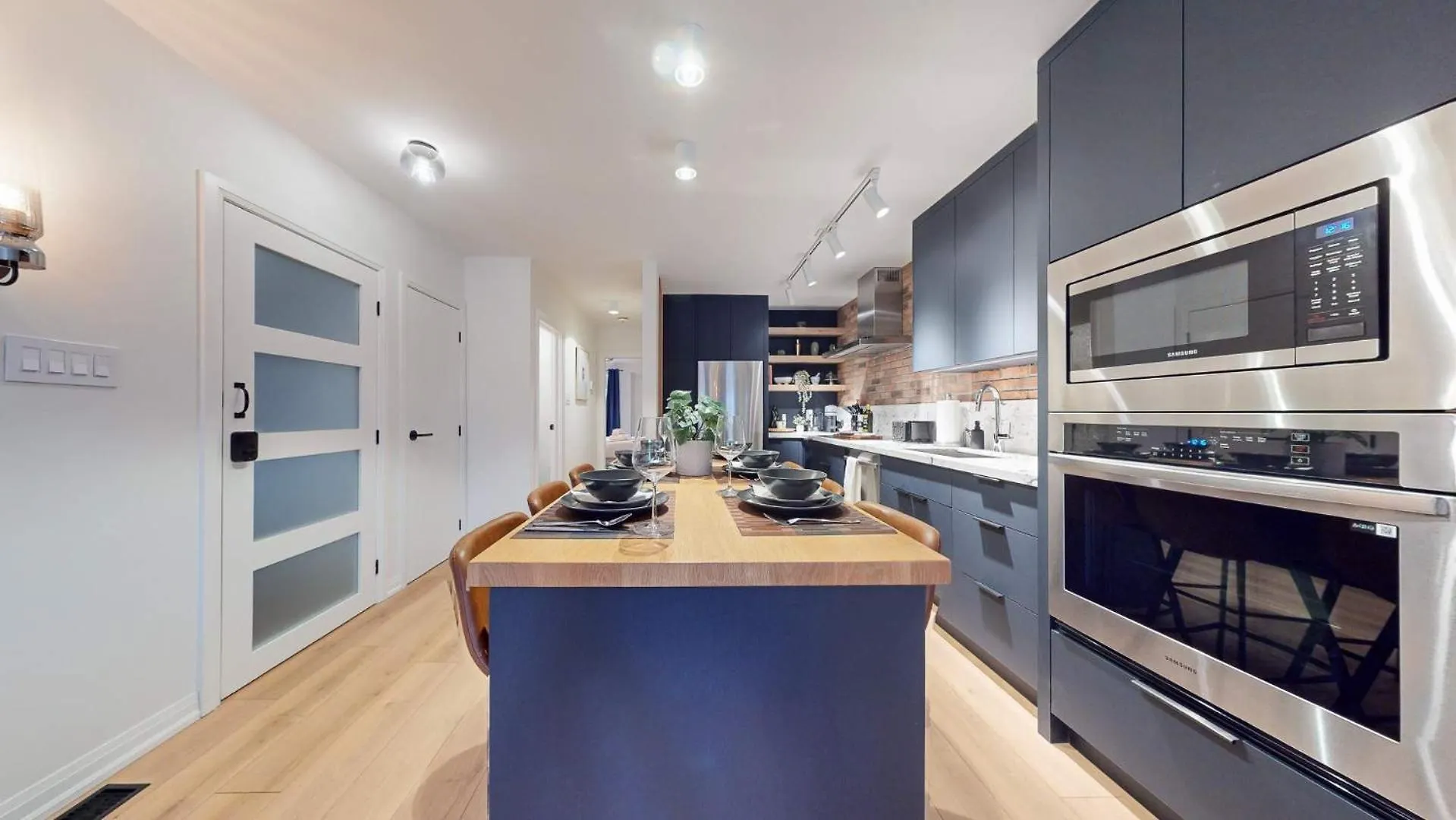 Casa Queen Elegant Suite In Leslieville Toronto